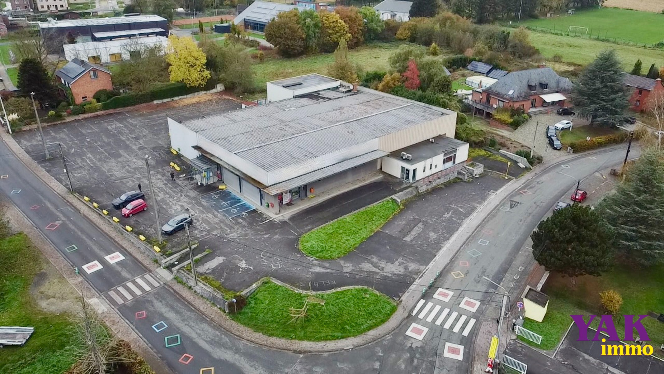 Ensemble commercial avec 80 places de parking – Yakimmo