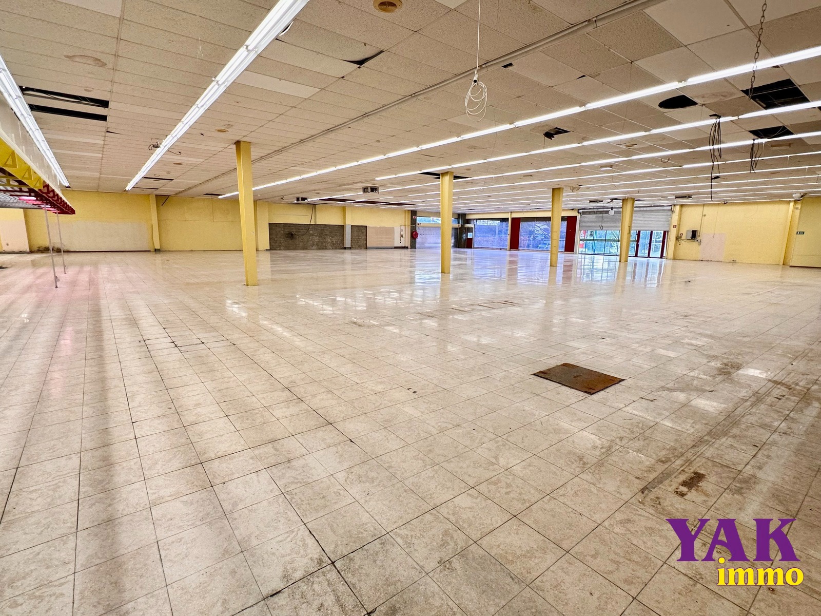 Ensemble commercial avec 80 places de parking – Yakimmo